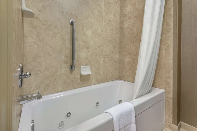 جناح بسرير كينج بحوض جاكوزي، Homewood Suites By Hilton Fort Smith 2/3