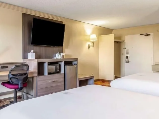 Room, Queen Bed, Countryside Suites Kansas City Independence I 70e Sports Complex Hotel 4/6