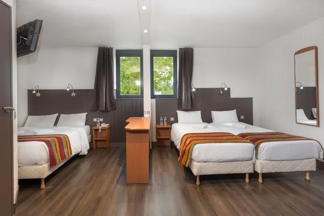 غرفة عائلية بسرير كوين وسريرين منفصلين، Brit Hotel Chambery 1/3