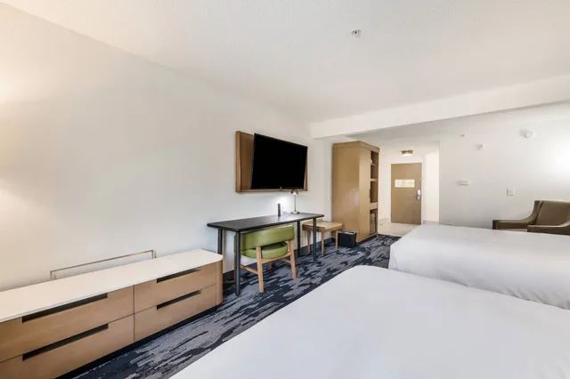 جناح بسريرين كوين مع أريكة، Fairfield Inn Suites Greensboro Coliseum Area 1/6