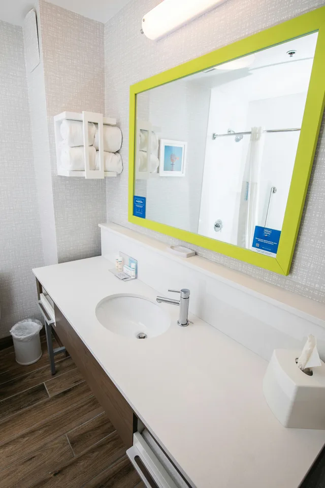 جناح بسرير كينج مع أريكة، Hampton Inn Pickwick Dam At Shiloh Falls 5/7
