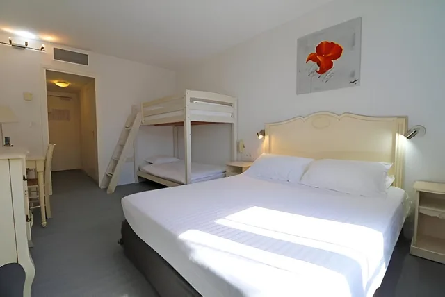غرفة رباعية بسرير كوين وسرير بطابقين، Hotel Napoleon 1/4
