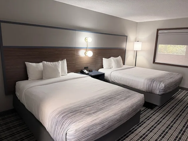 Room, 2 Queen Beds, Pool Side، AmericInn by Wyndham Appleton Downtown 3/10