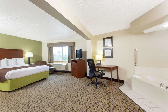 Spa, Suite, King Bed, Sofa، AmericInn by Wyndham Sheboygan 1/2