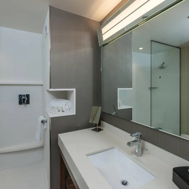 غرفة بسرير كينج وسريرين كوين، COURTYARD BOSTON LITTLETON 5/6
