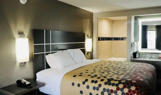 غرفة بسرير كينج بجاكوزي، Econo Lodge Inn & Suites Murfreesboro Shopping District 4/4
