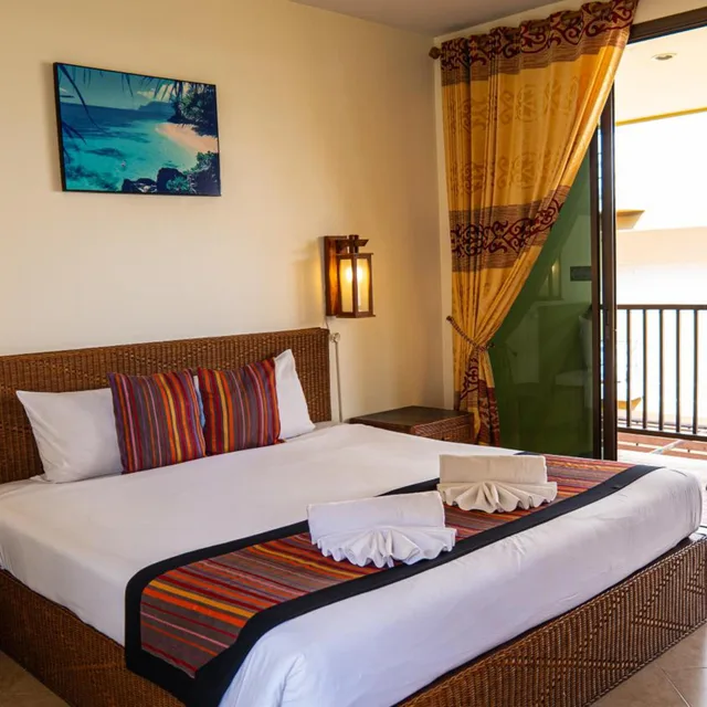 Room, Queen Bed, Balcony, Kata Silver Sand By Eazy 2/10