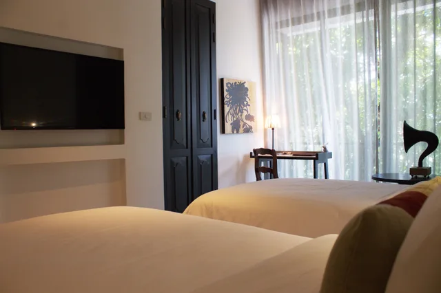 Serene, HOTEL DES ARTISTS PING SILHOUETTE 6/9