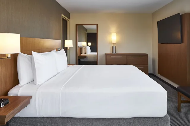 غرفة بسرير كينج بإطلالة على النهر مع أريكة، Hyatt Place Wilmington Riverfront 4/10