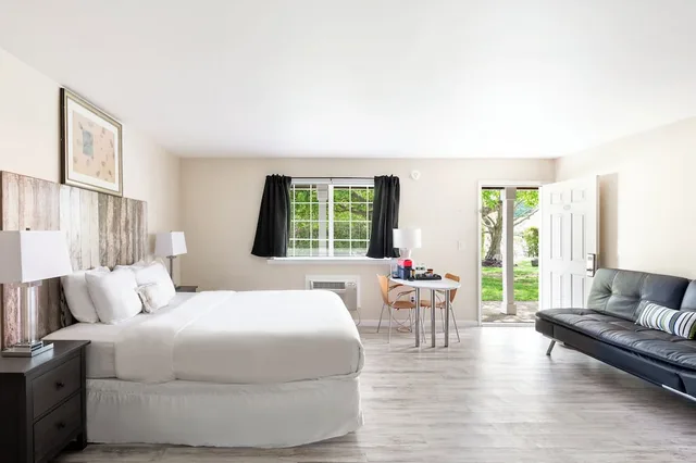 غرفة شهر العسل بفراش فوتون وسرير كينج بحوض جاكوزي، The Atlantic Hotel 4/10