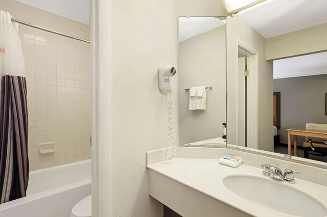 غرفة بسريرين مزدوجين، Travelodge by Wyndham Golden/Denver 3/3