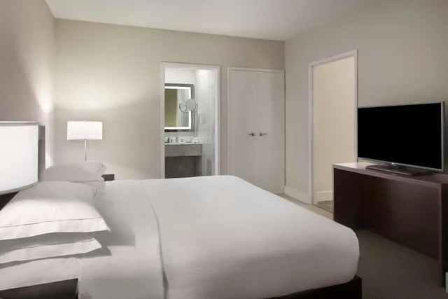 جناح بسرير كينج بغرفة نوم واحدة مع أريكة بمطبخ، Hilton Toronto Markham Suites Conference Centre Spa 2/2
