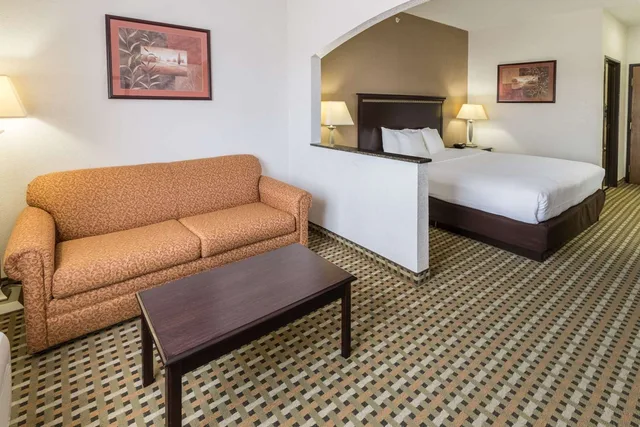 جناح بسرير كينج، Quality Suites Burleson - Ft. Worth 1/2