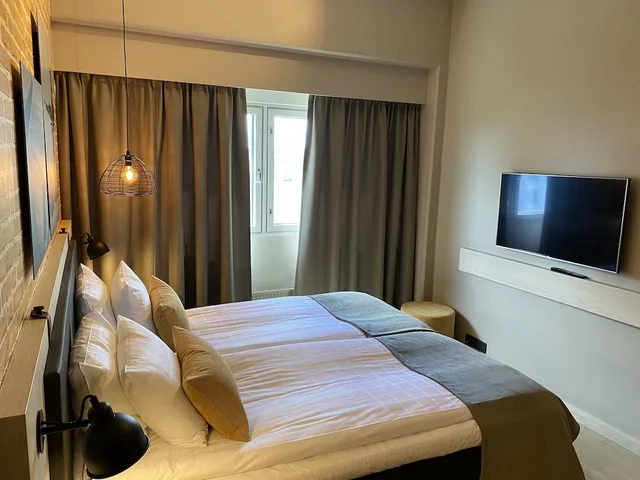 Standard, Queen Bed, Skyline Airport Hotel 1/5