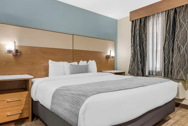 غرفة بسرير كينج يُسمح فيها بالحيوانات الأليفة، Best Western Carlsbad by the Sea 3/4