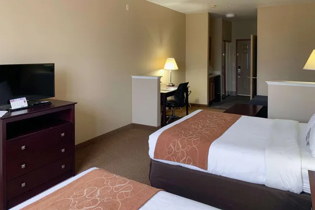 جناح بسريرين كوين مع أريكة، Roanoke Suites 5/6