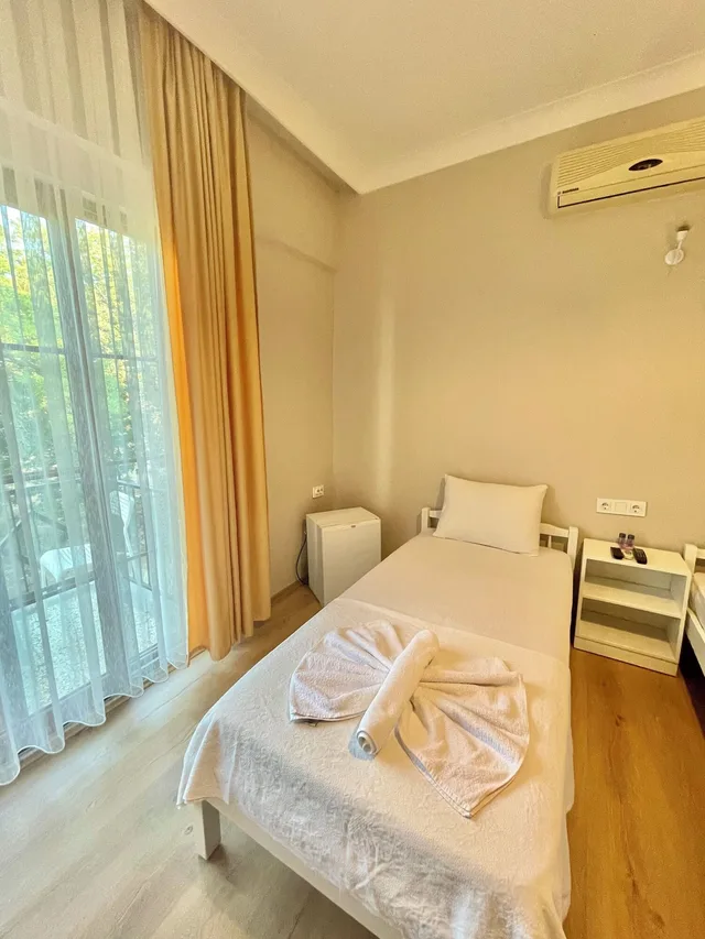 غرفة قياسية ثلاثية بثلاثة أسرّة، Cennet Hotel 1/3