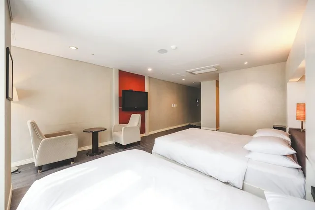 غرفة ديلوكس عائلية بسرير كوين وسرير فردي، Sunset Hotel 5/10