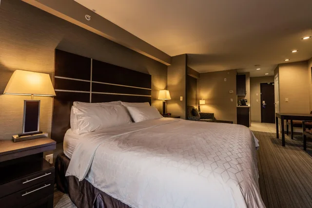 Suite, King Bed, HOLIDAY INN EXPRESS GOLDEN KICKING HORSE 3/4