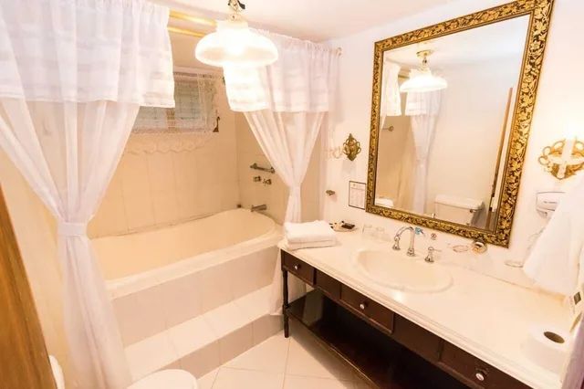 غرفة بسرير مزدوج بحوض استحمام، Finca Hotel Los Girasoles 1/1