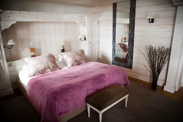 جناح جونيور، Hôtel Barmes De L'ours 2/6