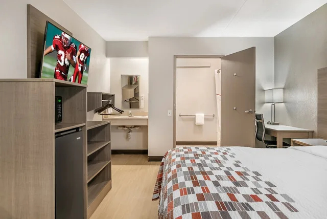 غرفة قياسية بسرير كينج لذوي الإعاقة، Red Roof Inn Detroit Metro Airport - Taylor 9/10