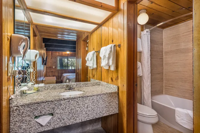 شاليه بسريرين كوين، The Pines Resort 2/2