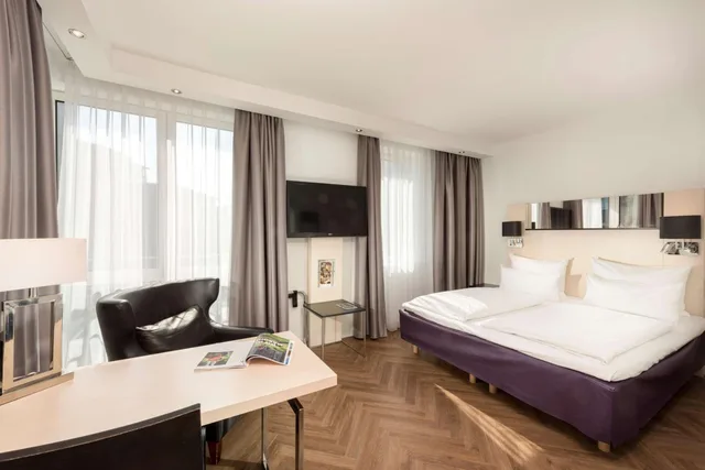 Superior, King Bed, Balcony, Scandic Berlin Kurfurstendamm 2/10