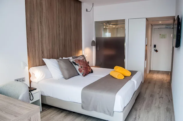 غرفة قياسية بشرفة مفردة بسرير مزدوج بإطلالة جزئية على البحر، BQ Aguamarina Boutique Hotel 2/4