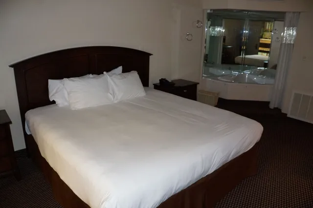 غرفة بسرير كينج بحوض جاكوزي، Altoona Grand Hotel 3/7