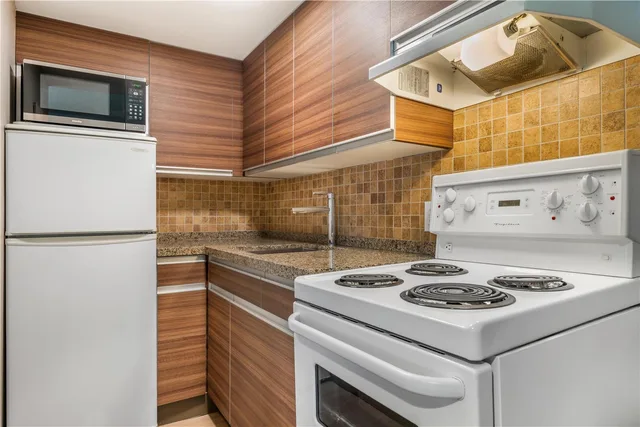 غرفة بسرير كوين مع أريكة بمطبخ، Best Western Plus Burnaby Hotel 3/3