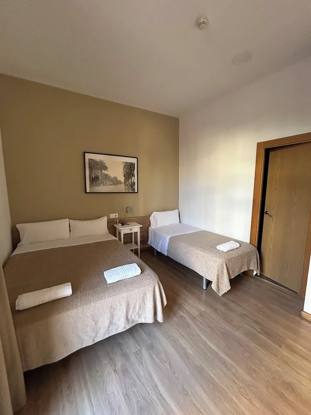 غرفة بسرير مزدوج وسرير فردي بغرفة نوم واحدة مع سرير إضافي بحمام خاص، Hostal Delfos 6/10