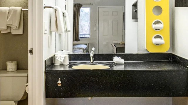 جناح ديلوكس بسرير كينج، Motel6 Wethersfield, CT - Hartford 6/10