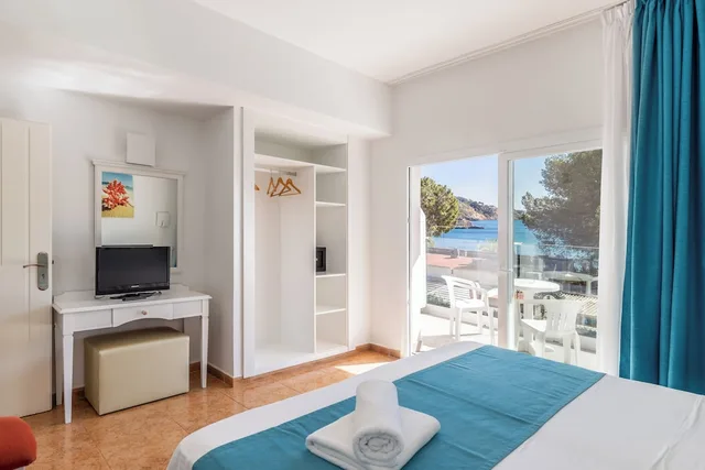 غرفة عائلية بإطلالة على البحر بشرفة، Neptuno Paguera Hostal 3/5