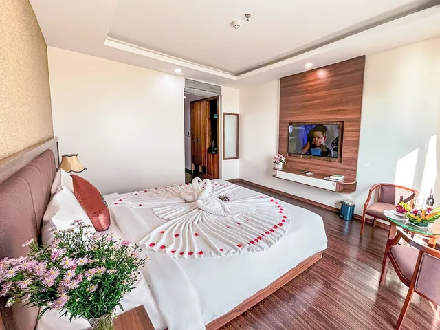 غرفة ديلوكس بسرير كوين وسرير فردي بإطلالة على الحديقة بشرفة، Night Sea Hotel 9/10