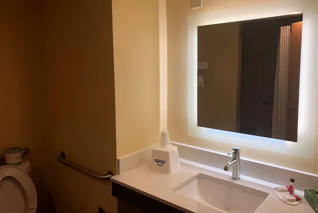 غرفة قياسية بسرير كينج، Days Inn By Wyndham Grove City Columbus South 3/4