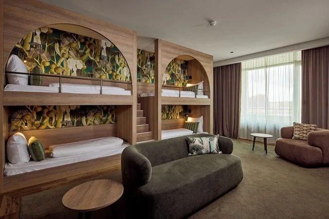 غرفة ديلوكس بسرير كينج وأسرّة بطابقين بإطلالة على القناة بحوض جاكوزي، Van Der Valk Hotel Sneek 5/10