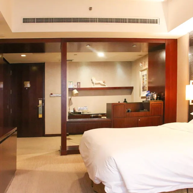 غرفة ديلوكس بسرير كينج بإطلالة على البحر للمدخنين، Crowne Plaza Yantai Seaview 6/7