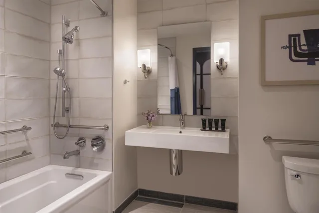 غرفة بسريرين كوين بحوض استحمام لذوي الإعاقة، Hyatt Centric Downtown Nashville 5/5