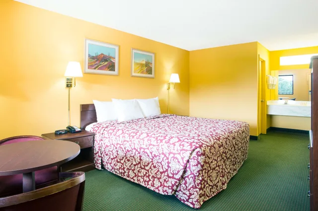 غرفة قياسية بسرير كينج، Days Inn By Wyndham Camilla 2/2