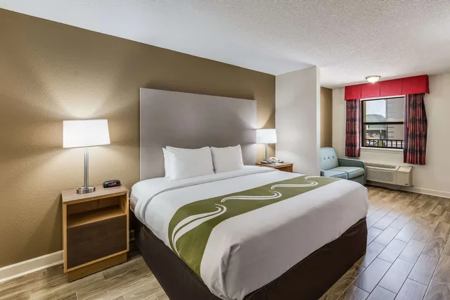 غرفة قياسية بسرير كينج للمدخنين، Quality Inn and Suites Hot Springs Lake Hamilton 2/4