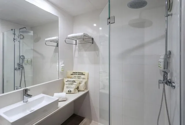 غرفة بسريرين منفصلين، B&B HOTEL Valencia Arena 4/5