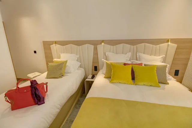 غرفة عائلية بسرير كوين وسريرين منفصلين، Best Western Plus Hotel Comedie Saint-Roch 3/5