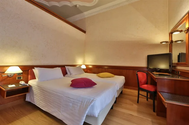 غرفة ثلاثية بسرير كوين وسرير فردي مع أريكة، Best Western Hotel Moderno Verdi 4/6