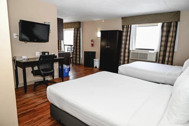 Efficiency, Quadruple, 2 Queen Beds, Ground Floor، Quality Hotel & Conference Centre Peace River 1/3