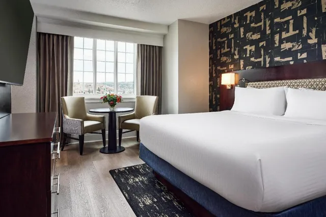 غرفة مفردة بسرير كينج مع أريكة بحوض جاكوزي، Hotel Alex Johnson Rapid City Curio Collection By Hilton 1/6