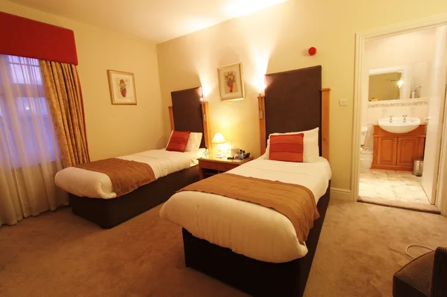 غرفة قياسية بسريرين منفصلين، Queens Court Hotel 2/6