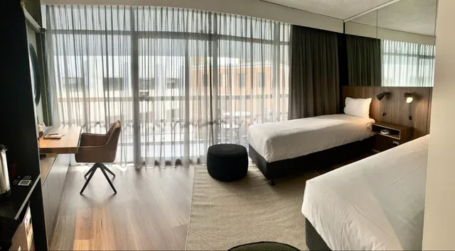 غرفة بسريرين منفصلين بشرفة، Madison Hotel Tower Mill 2/7