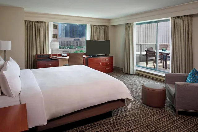 غرفة بسرير كينج مع أريكة، Marriott Eaton Centre Toronto 1/5