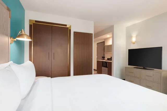 Studio, King Bed, Sofa, Accessible, Embassy Suites By Hilton Boulder 2/3